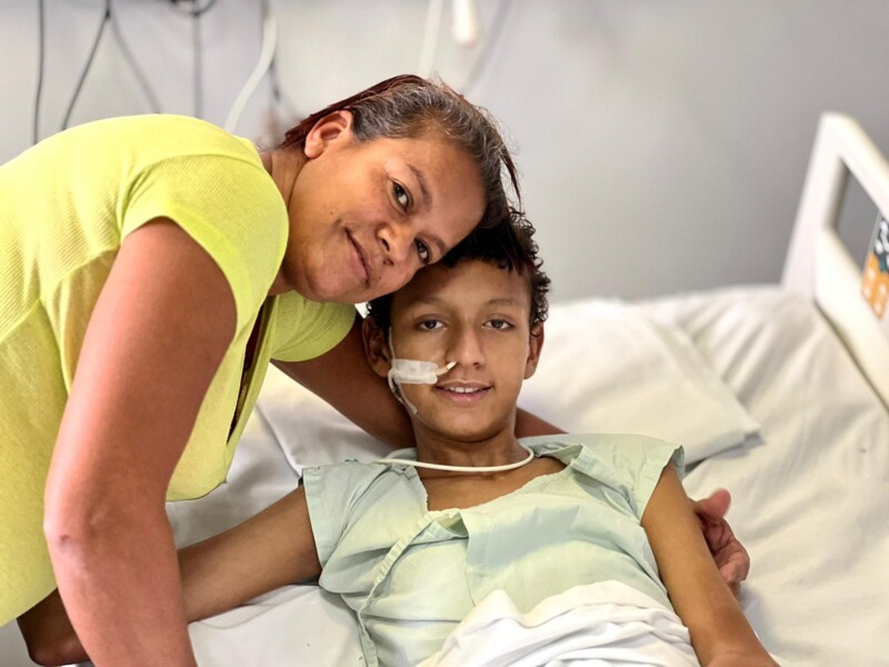 familiares-e-amigos-comemoram-alta-de-crianca-que-enfrentou-dengue-hemorragica
